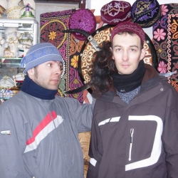 В лавочке продаются сувенирные косы...