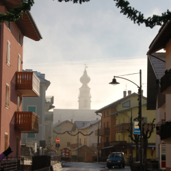 Церковь в центре городка