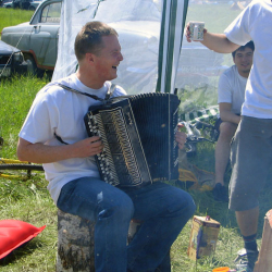 Баянист на пеньке