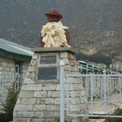 поселок Кумжунг (Khumjung). Памятник основателю детской школы сэру Эдмунду Хиллари. 